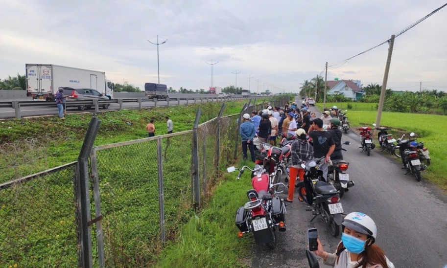 Người đàn ông bất ngờ giật tay lái của tài xế rồi lao ra khỏi xe trên cao tốc