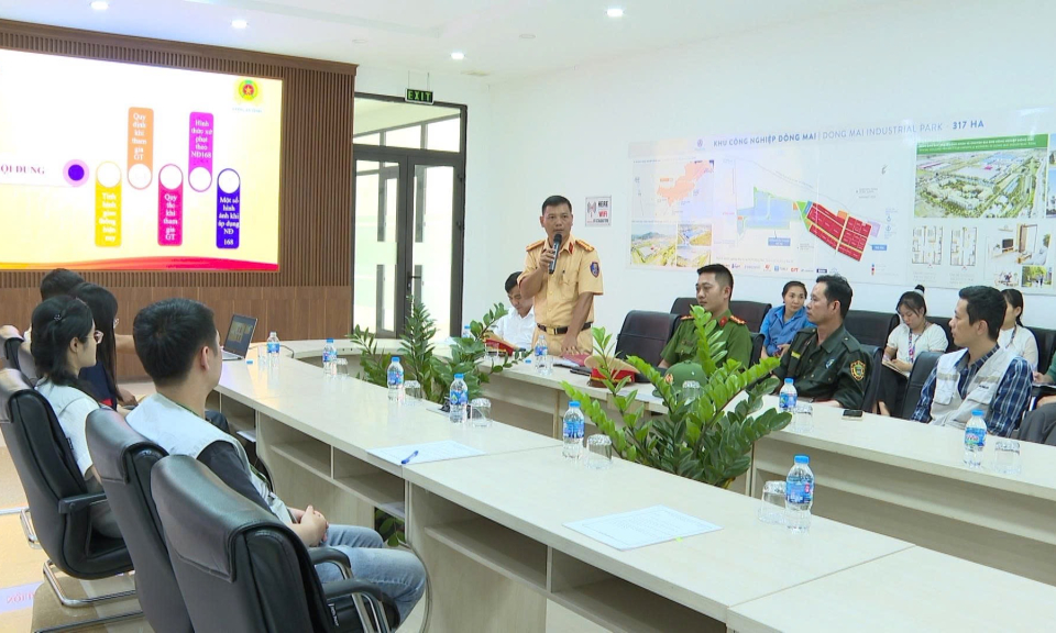 Tuyên truyền Luật Trật tự, an toàn giao thông đường bộ tại KCN