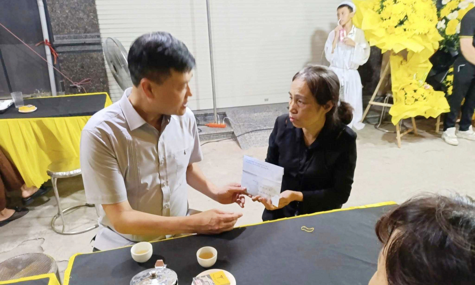 Phường Hà Lầm: Thăm hỏi, trao hỗ trợ thân nhân gia đình trường hợp bị đuối nước có hoàn cảnh khó khăn