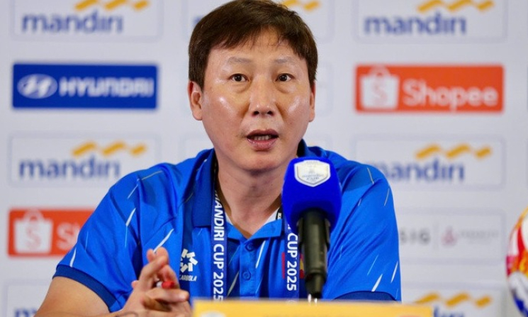 HLV Kim Sang Sik phủ nhận 'chơi chiêu' xếp chai nước ngăn U23 Indonesia ném biên
