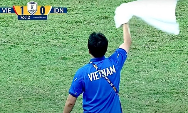 Lý do ban huấn luyện U23 Việt Nam vẫy khăn trắng trong trận chung kết U23 Đông Nam Á
