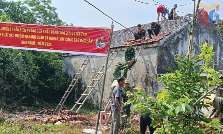 Đồn Biên phòng Vạn Gia hỗ trợ người dân sửa chữa nhà ở