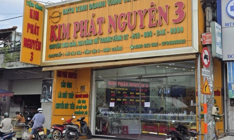 Tên cướp tiệm vàng thoát được nữ nhân viên nhưng không thoát khỏi công an