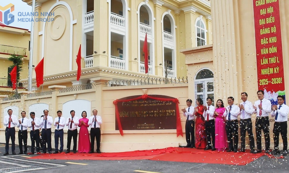 Gắn biển công trình chào mừng Đại hội Đảng bộ Đặc khu Vân Đồn lần thứ I, nhiệm kỳ 2025-2030