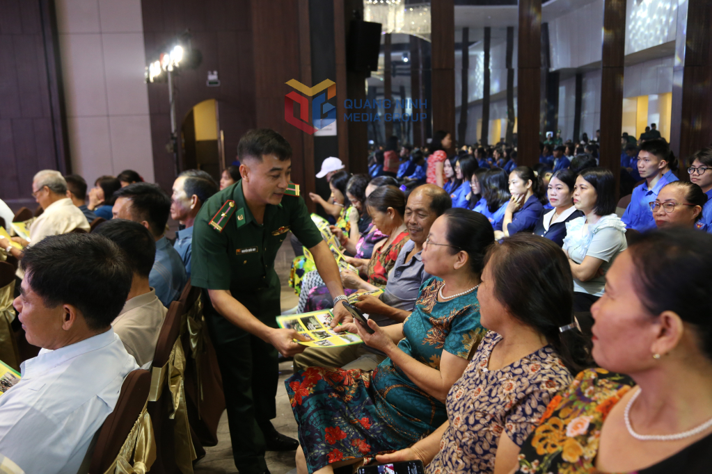 kết hợp phát tờ rơi tuyên truyền Luật Biên phòng Việt Nam cho nhân dân tại chương trình 