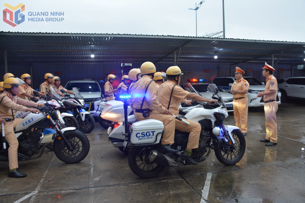 Lãnh đạo Phòng CSGT (Công an tỉnh) quán triệt CBCS Đội CSGT đường bộ số 2 một số nhiệm vụ quan trọng trước khi ra quân thực hiện cao điểm.