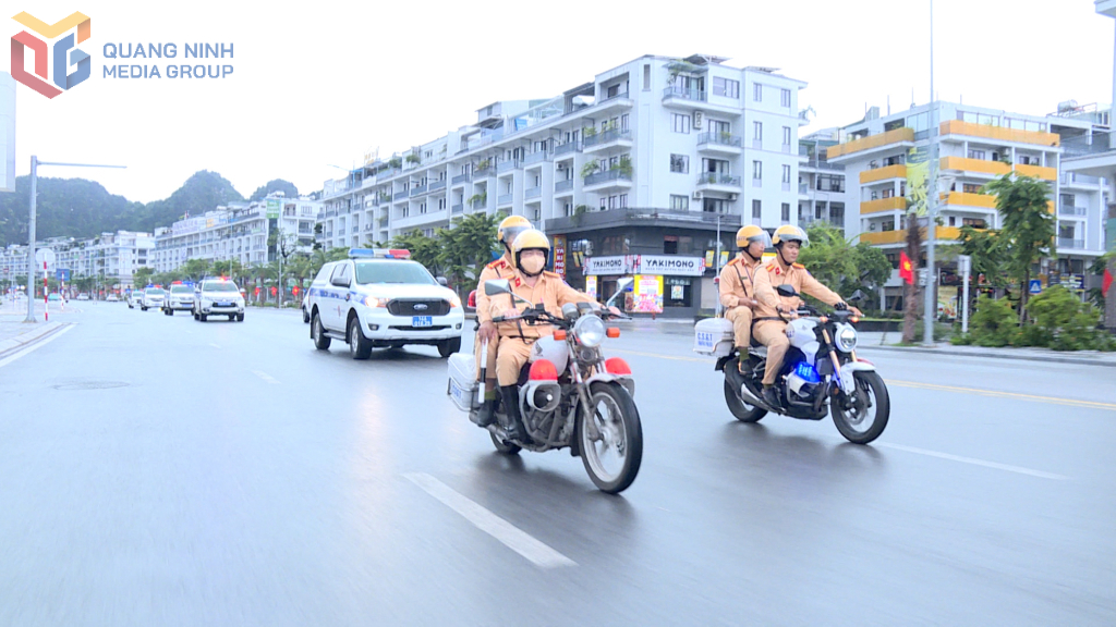 Phòng CSGT (Công an tỉnh) diễu hành biểu dương lực lượng, tuyên truyền nâng cao ý thức chấp hành các quy định của pháp luật về TTATGT.