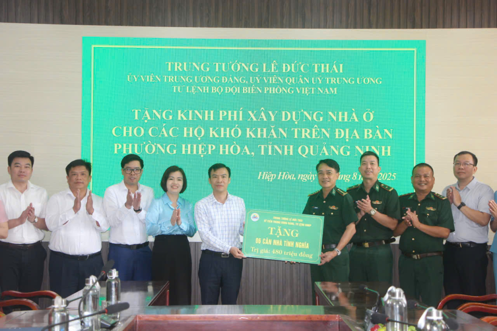 Trung tướng Lê Đức Thái, đại tá Vũ Văn Hưng, Bí thư đảng ủy, Chính ủy Ban chỉ huy Bộ đội Biên phòng tỉnh Quảng Ninh, trao kinh phí 480 triệu đồng cho phường Hiệp Hòa