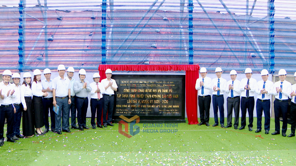 Các đại biểu tham gia gắn biển Công trình.