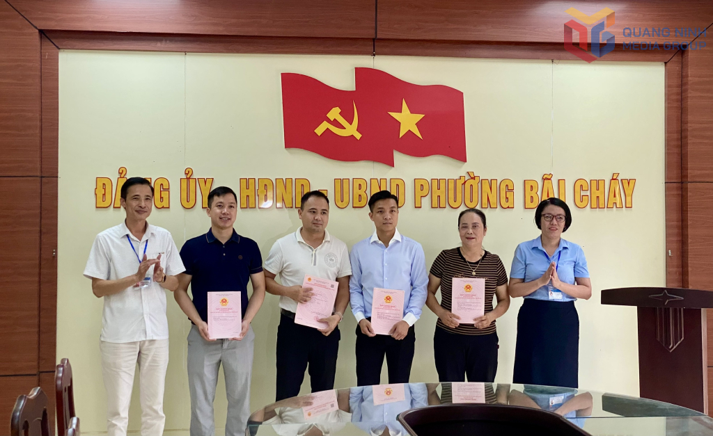 UBND phường Bãi Cháy trao Giấy chứng nhận quyền sử dụng đất cho công dân.