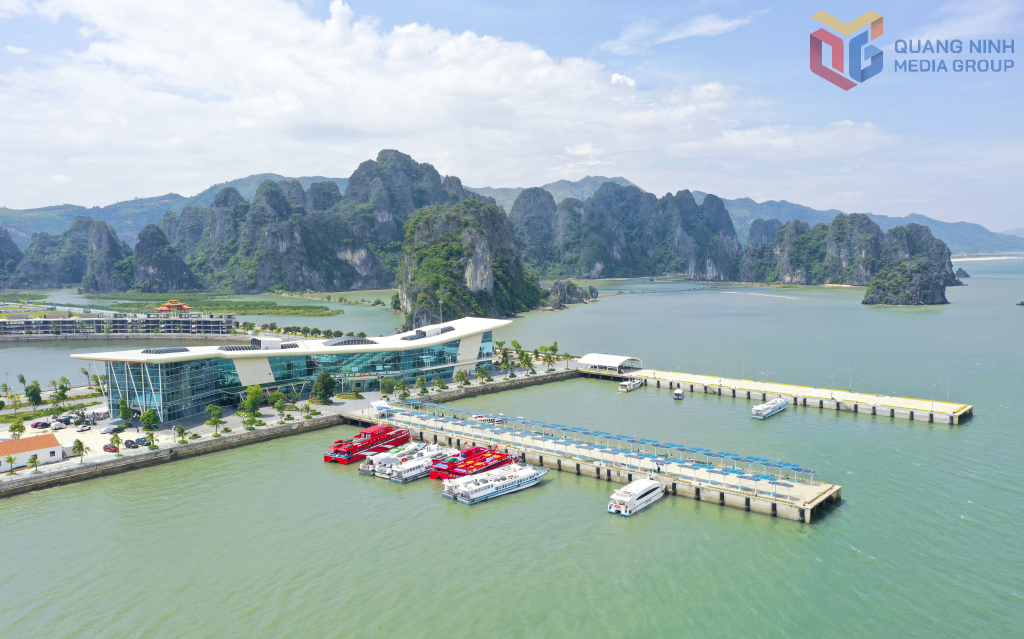 Bến cảng cao cấp Ao Tiên do Công ty TNHH MTV Du lịch Mai Quyền đầu tư.
