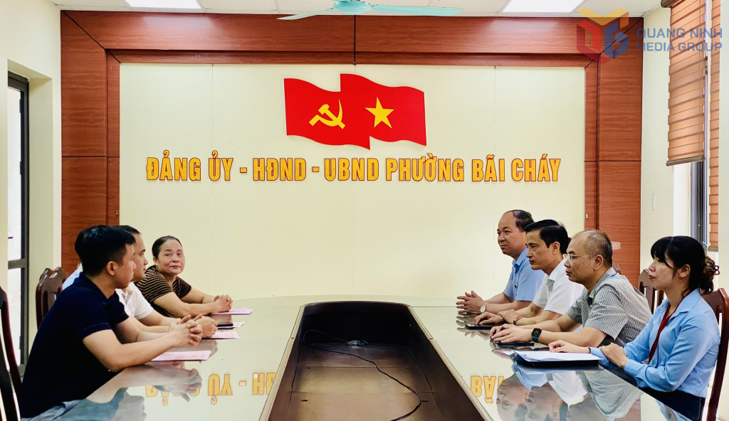 Lãnh đạo phường Bãi Cháy trao đổi với các công dân được cấp Giấy chứng nhận quyền sử dụng đất.