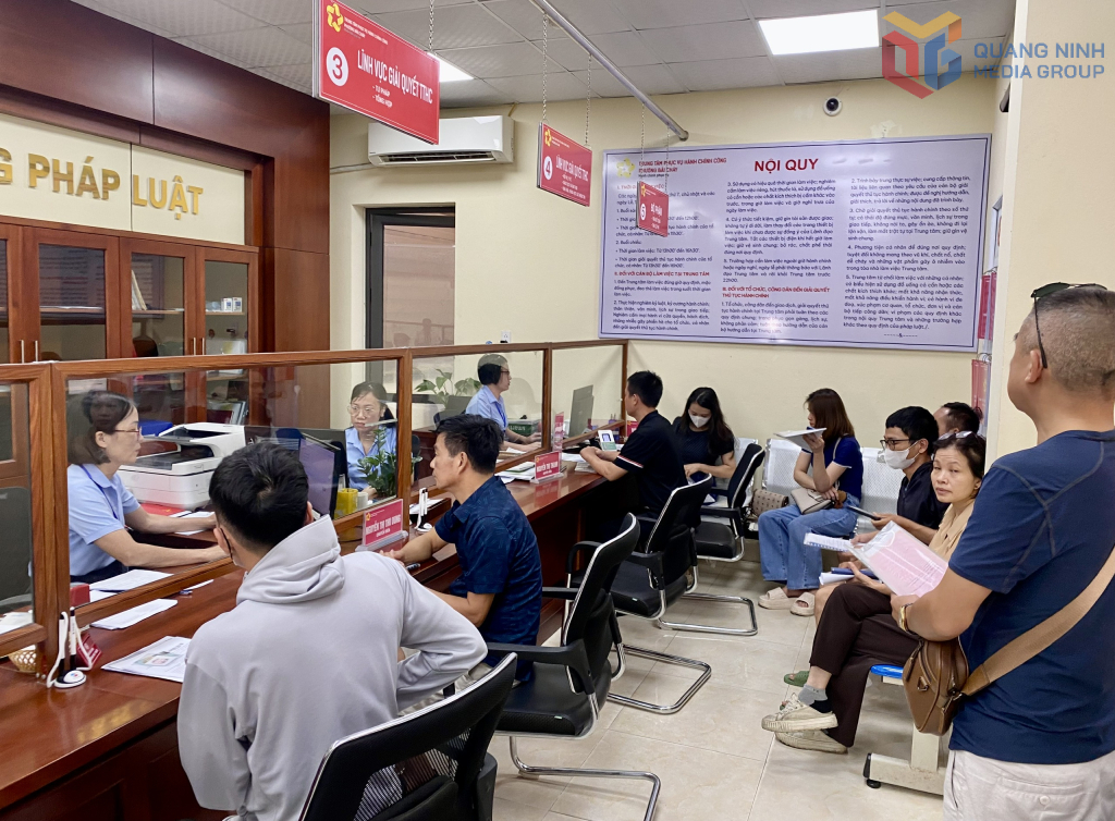 Trung tâm Phục vụ Hành chính công phường Bãi Cháy tiếp nhận và giải quyết TTHC cho người dân.
