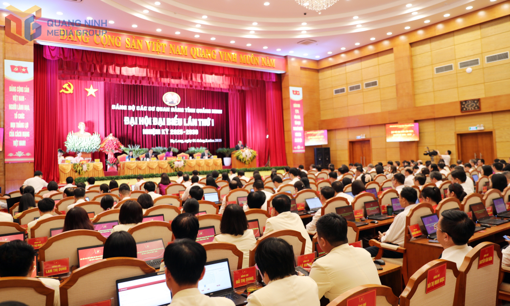 100% đại biểu dự đại hội được trang bị máy tính để truy cập theo dõi toàn bộ văn kiện, các báo cáo, nội dung trong suốt quá trình diễn ra Đại hội