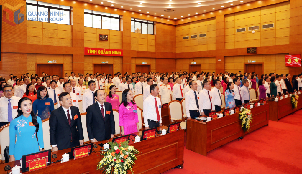 Các đại biểu thực hiện nghi thức chào cờ.
