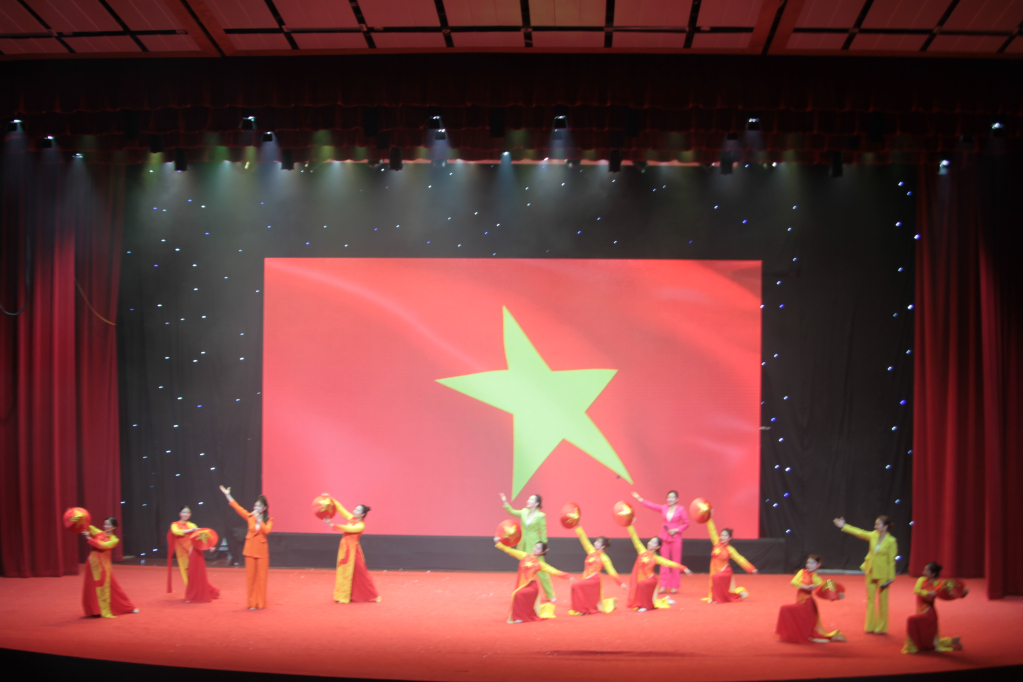 Tốp ca nữ thể hiện liên khúc 