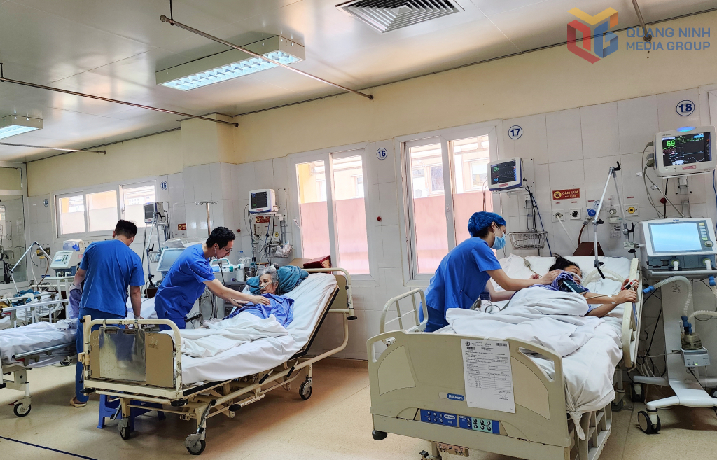 Bác sĩ Khoa Hồi sức tích cực nội (Bệnh viện Việt Nam - Thụy Điển Uông Bí) điều trị cho người bệnh. Ảnh: Nguyễn Hoa