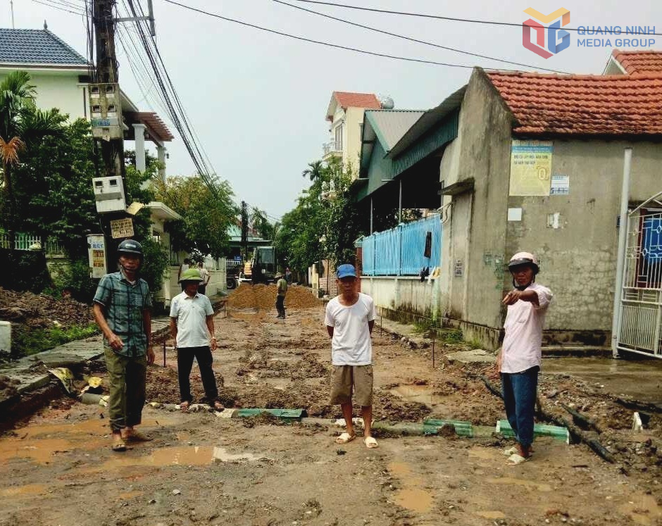 Ban giám sát đầu tư của cộng đồng phường Yên Hải, TX Quảng Yên (nay thuộc phường Phong Cốc) thực hiện giám sát công trình sửa chữa tuyến rãnh quanh Nhà văn hóa khu 1 vào cuối năm 2024.