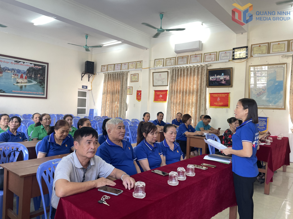 Một buổi sinh hoạt của CLB Phòng chống mua bán người và hỗ trợ nạn nhân phường Cao Xanh.