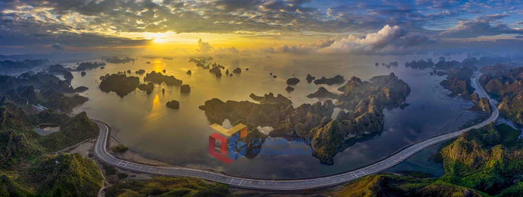 Vịnh Bái Tử Long trước bình minh.