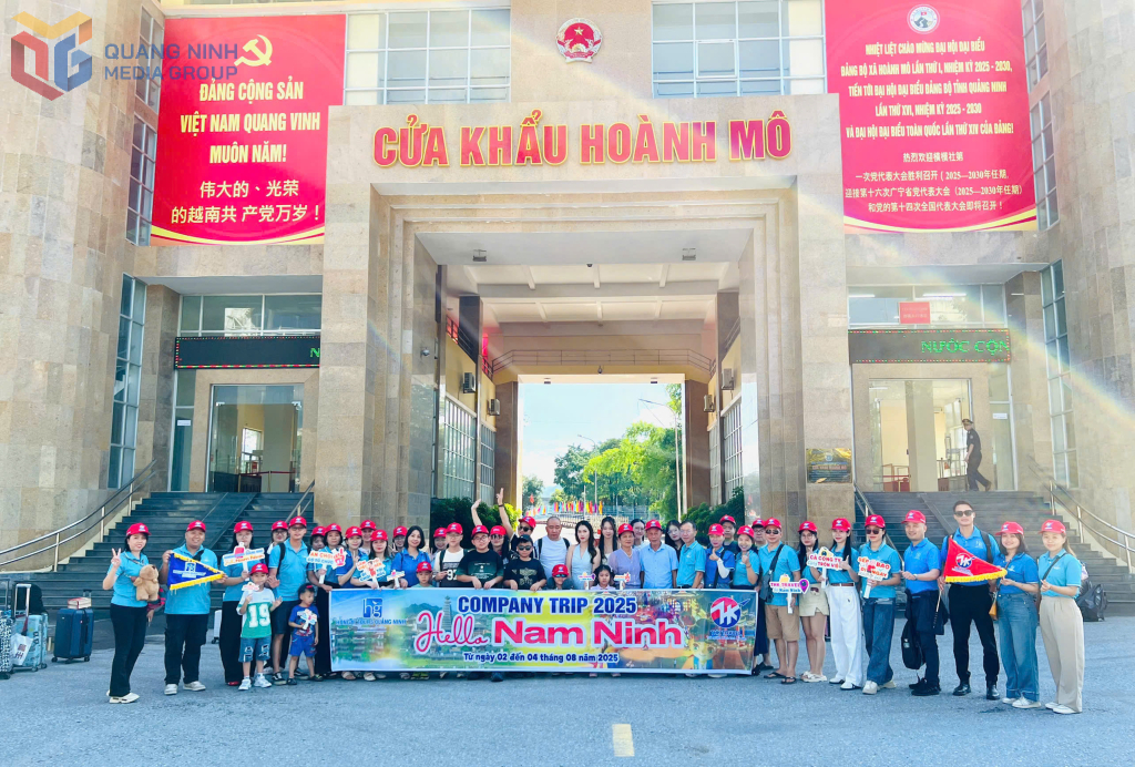 Đoàn chụp hình lưu niệm tại Cửa khẩu Hoành Mô.