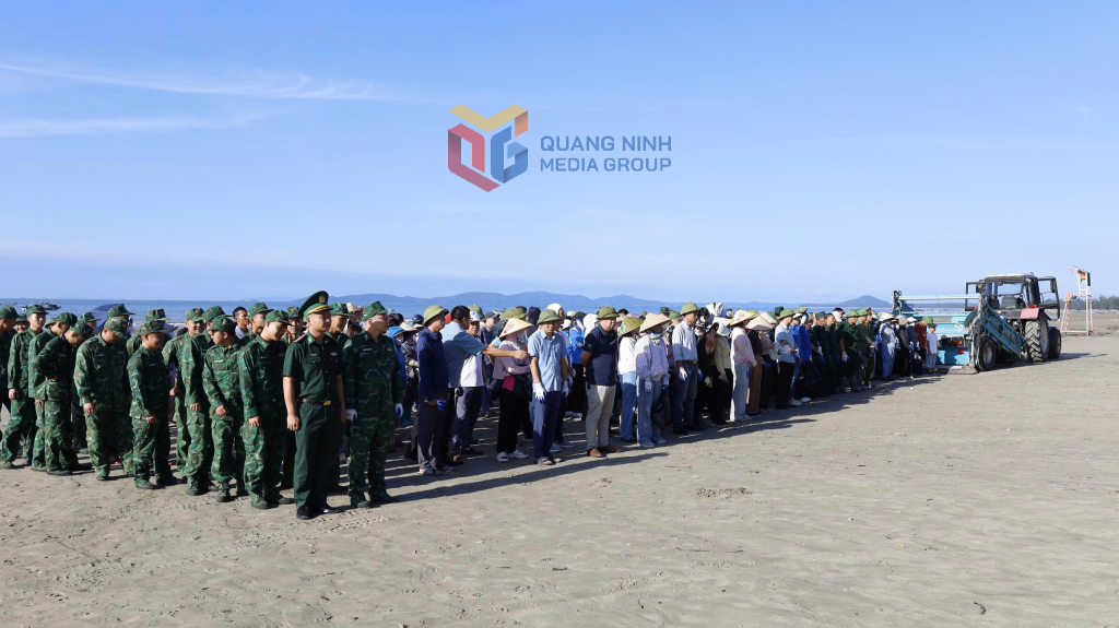 Lễ ra quân dọn vệ sinh bãi biển Trà Cổ do phường Móng Cái 1 phát động thu hút đông đảo người dân tham gia