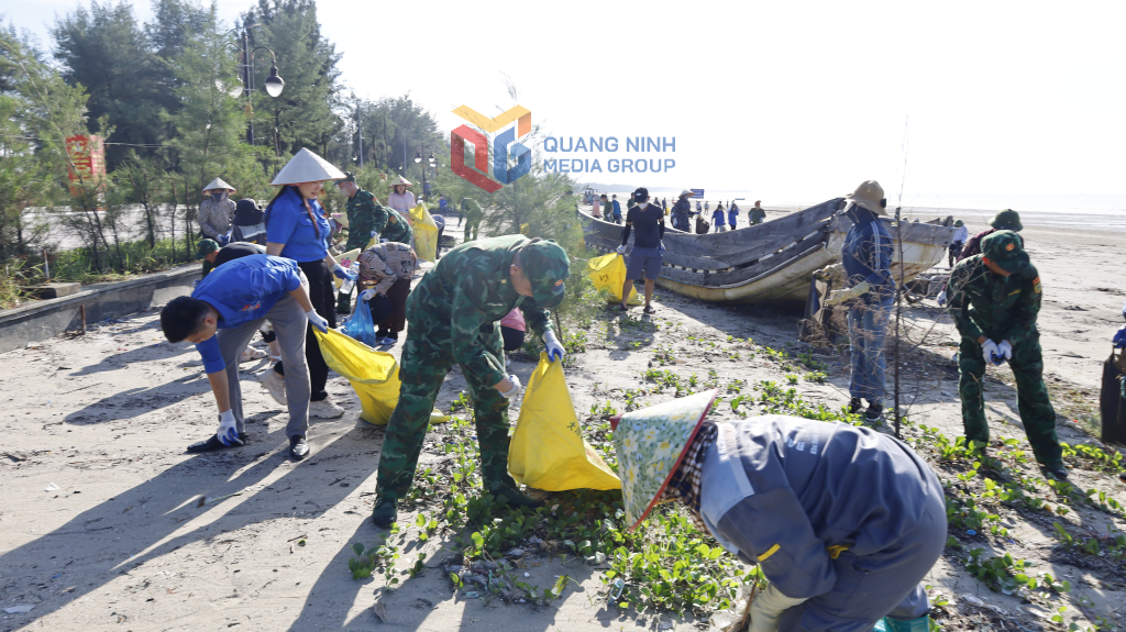 Đông đảo lực lượng tham gia dọn vệ sinh bãi biển Trà Cổ