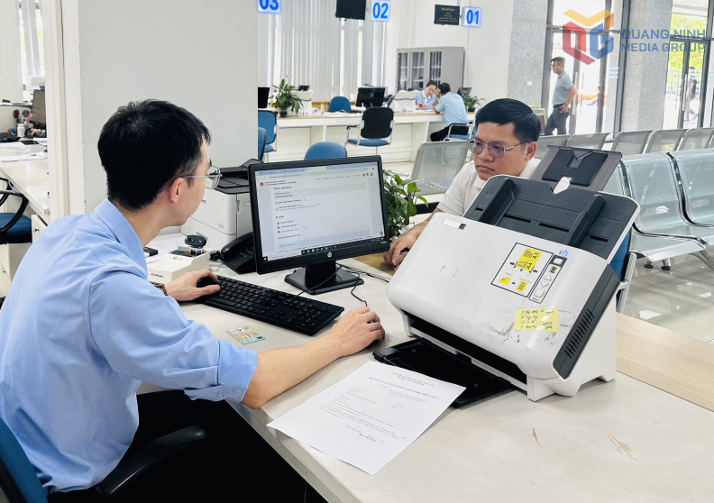 Nhân viên Trung tâm Phục vụ hành chính công tỉnh giải quyết thủ tục hành chính cho doanh nghiệp