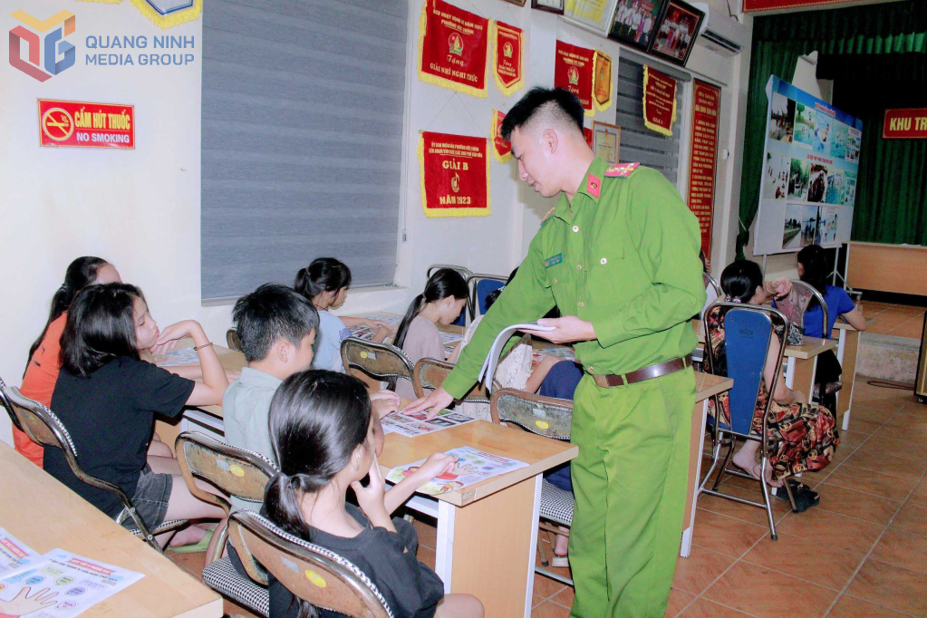 Công an phường Đông Triều tuyên truyền phòng chống xâm hại, tai nạn thương tích và đuối nước; phòng chống ma tuý, thuốc lá điện tử cho thanh, thiếu nhi trên địa bàn.