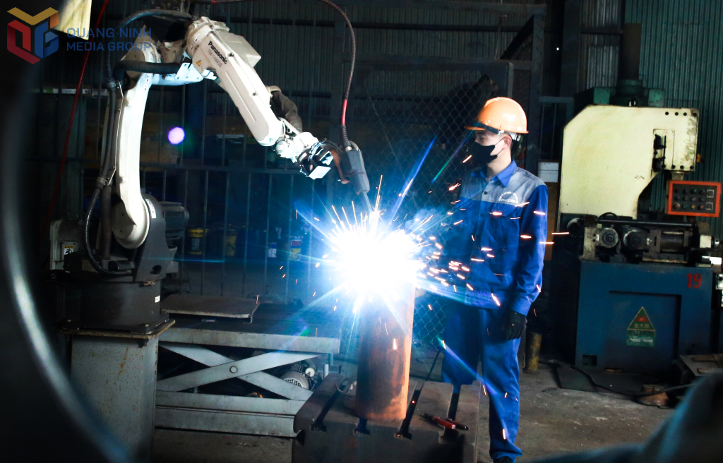 Nhiều doanh nghiệp cơ khí đã hiện đại hoá sản xuất bằng việc sử dụng ngày càng nhiều hơn rô bốt trong các công đoạn.