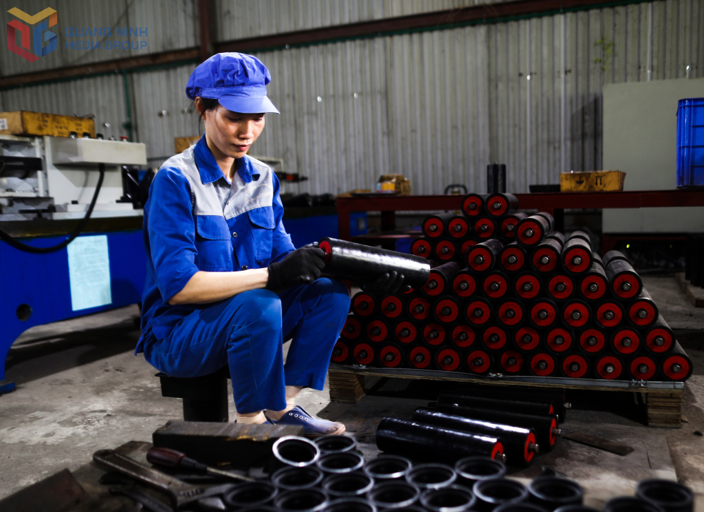Sản xuất con lăn nhựa cao phân tử ở Công ty CP Cơ khí Hòn Gai.