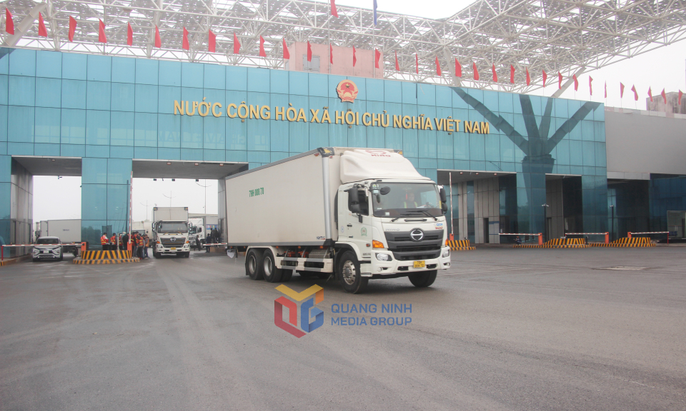 Hoạt động xuất, nhập khẩu tại Cửa khẩu cầu Bắc Luân II. Ảnh: Mạnh Trường