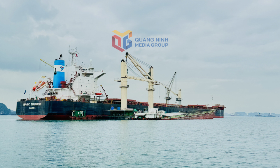 Bốc xúc hàng hóa tại khu vực cảng Con Ong - Hòn Nét. Ảnh: Mạnh Trường