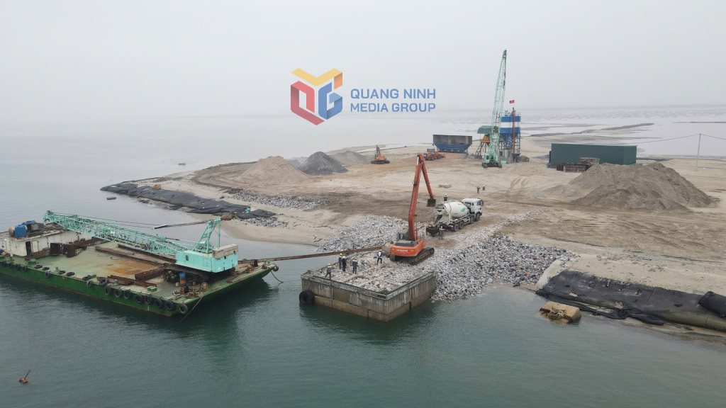 Phường Móng Cái 2 có lợi thế trong phát triển kinh tế biển (Trong ảnh: Thi công cảng tổng hợp Vạn NInh)