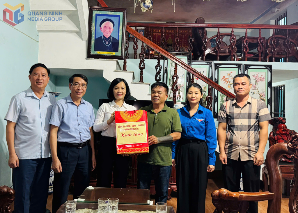 Lãnh đạo phường Móng Cái 2 thăm, tặng quà gia đình chính sách nhân dịp Ngày Thương binh-Liệt sỹ 27/7/2025