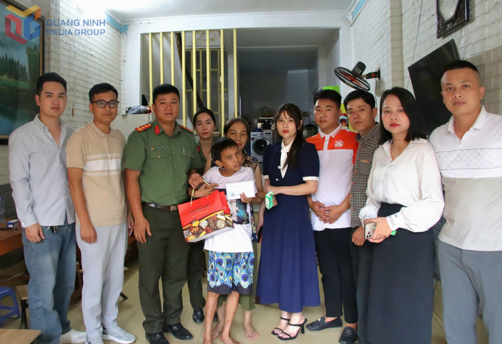 Đoàn công tác đến thăm và tặng quà cháu Trần Gia Huy.