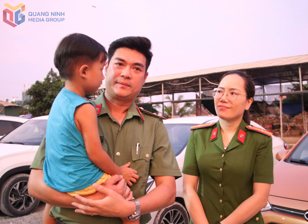 Đoàn công tác trao các suất học bổng tiếng Anh cho con chị Nguyễn Thị Hằng từ nguồn CLB Ngoại ngữ Công an tỉnh Quảng Ninh.