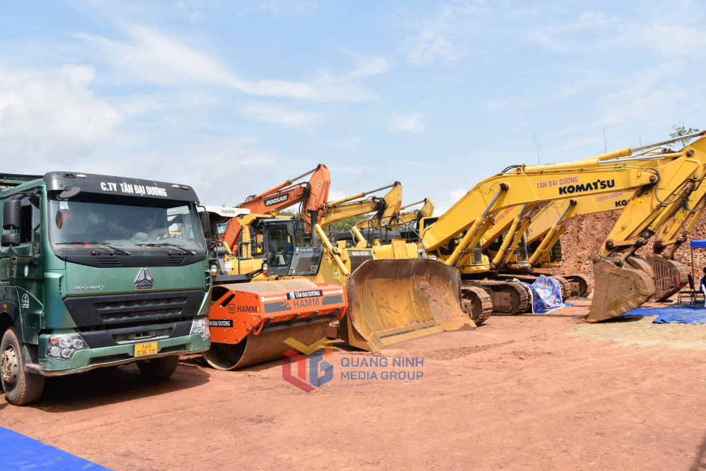 Các phương tiện, máy móc được tập kết, sẵn sàng tiến hành thi công hạ tầng Cụm Công nghiệp Yên Than.