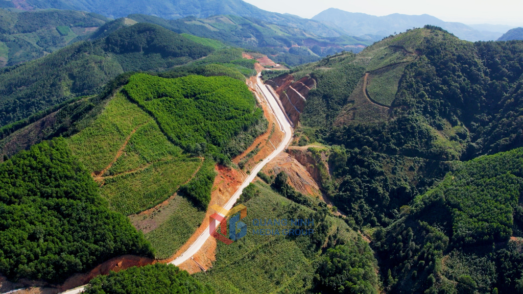 Đường giao thông nối từ trung tâm xã Đại Dực đến trung tâm xã Đại Thành (cũ) tạo thuận lợi cho người dân giao lưu, phát triển kinh tế.