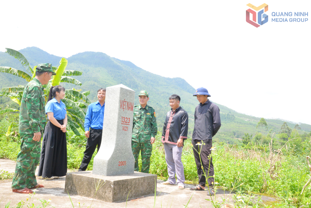 Cán bộ Đồn BPCK Hoành Mô cũng lãnh đạo thôn Phai Làu, Đoàn Thanh niên xã Hoành Mô kiểm tra cột mốc biên giới.