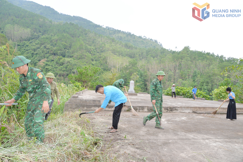CBCS Đồn BPCK Hoành Mô phối hợp với lực lượng thanh niên và người dân thôn Nà Sa (xã Hoành Mô) dọn vệ sinh môi trường và phát quang cây cối xung quanh cột mốc 1312 (2)