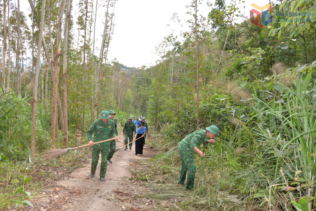 Lực lượng BĐBP cùng thanh niên xã Hoành Mô tham gia dọn vệ sinh môi trường, phát quang tuyến đường ra cột mốc biên giới.