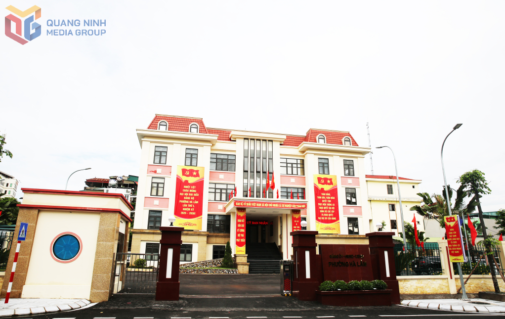 Trụ sở Đảng ủy, HĐND – UBND phường Hà Lầm được xây dựng khang trang, trang hoàng rực rỡ chào mừng Đại hội đại biểu Đảng bộ phường Hà Lầm lần thứ I, nhiệm kỳ 2025-2030. 