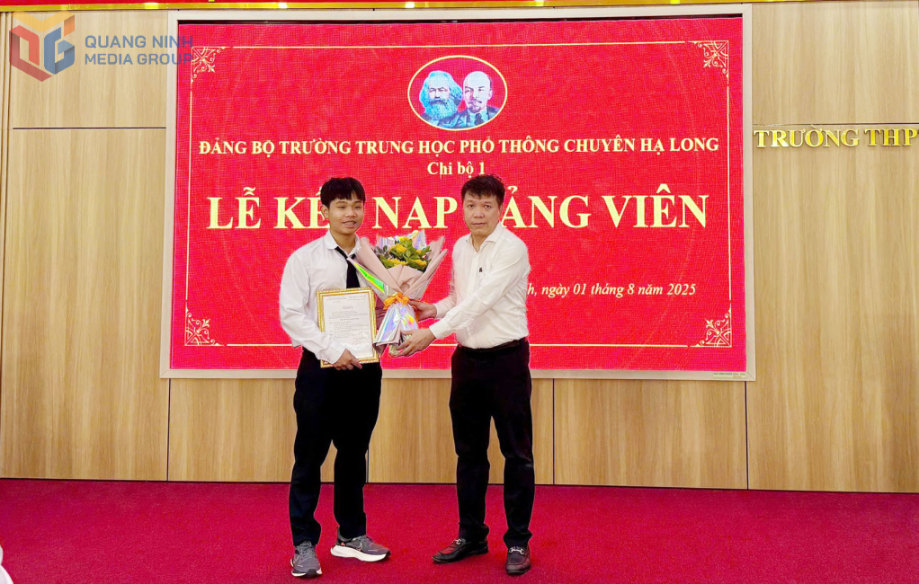 Đảng bộ Trường THPT Chuyên Hạ Long trực thuộc Đảng bộ UBND tỉnh tổ chức lễ kết nạp đảng cho 04 học sinh ưu tú thuộc các chi bộ 1, 2, 5, 6.