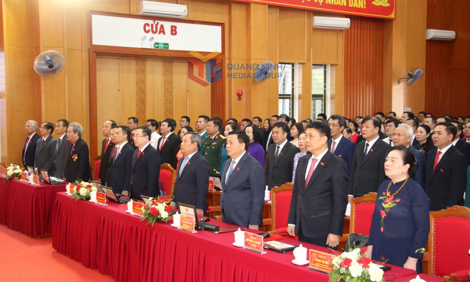 Các đại biểu tham dự Đại hội thực hiện nghi thức chào cờ.