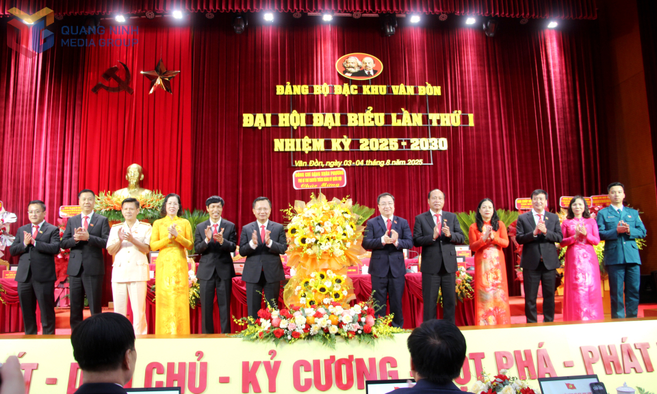 Đồng chí Đặng Xuân Phương, Phó Bí thư chuyên trách Đảng ủy Quốc hội, ĐBQH tỉnh, tặng hoa chúc mừng Đại hội.