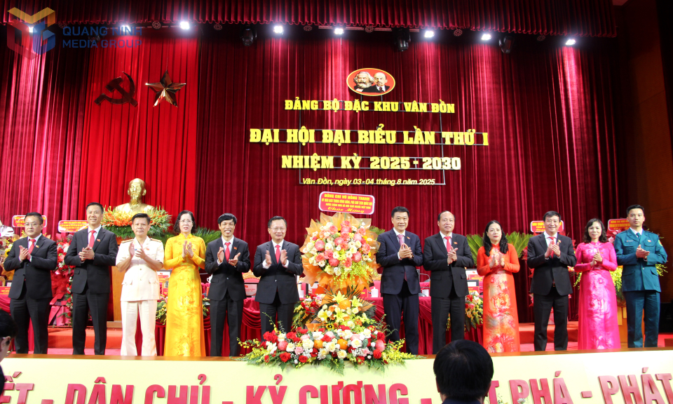 Đồng chí Vũ Hồng Thanh, Ủy viên Trung ương Đảng, Phó Chủ tịch Quốc hội, ĐBQH tỉnh, tặng hoa chúc mừng Đại hội.