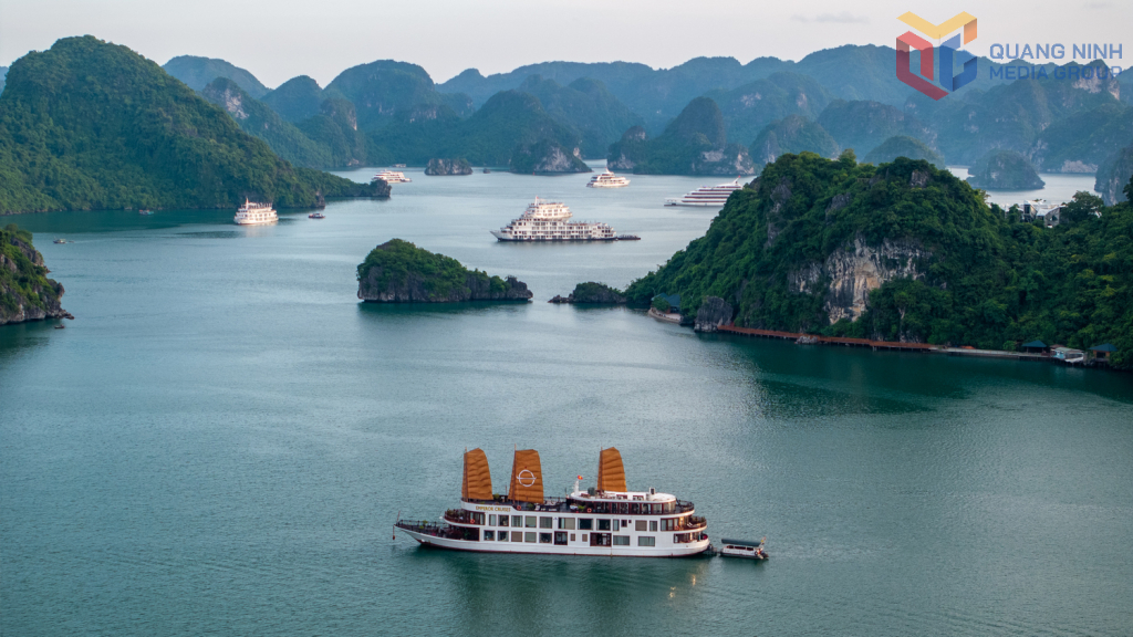 Hạ Long trong chiều hè.