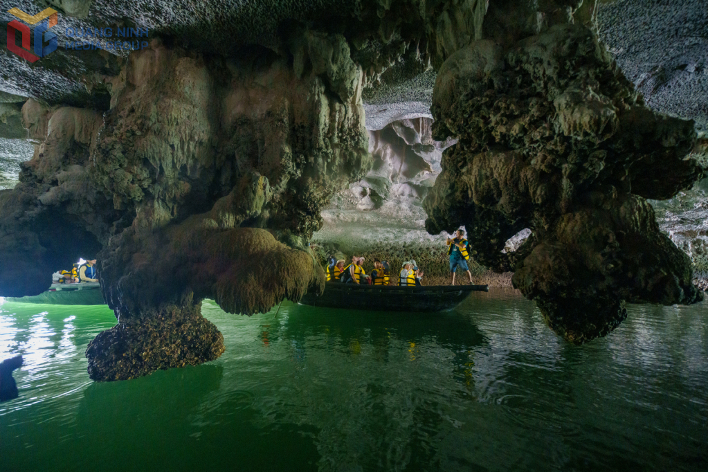 Bên trong hang Luồn.