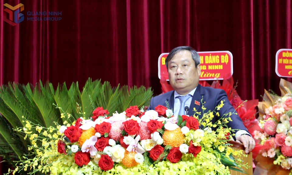 Đồng chí Vũ Đại Thắng, Ủy viên Trung ương Đảng, Bí thư Tỉnh ủy, Trưởng Đoàn ĐBQH tỉnh, phát biểu tại Đại hội.